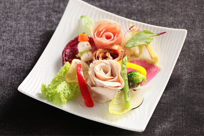 生ハムと鴨のパストラミと蒸し鶏 季節野菜のサラダ仕立て